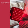 Silky Planet infrarött terapibälte med lysande LED-panel mot rygg, banderoll med varumärkesnamn