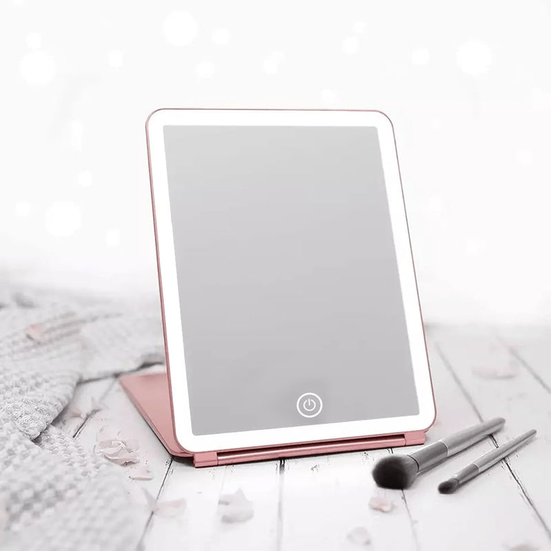 Inbyggd LED-belysning ger jämnt ljus utan hårda skuggor i ansiktet.