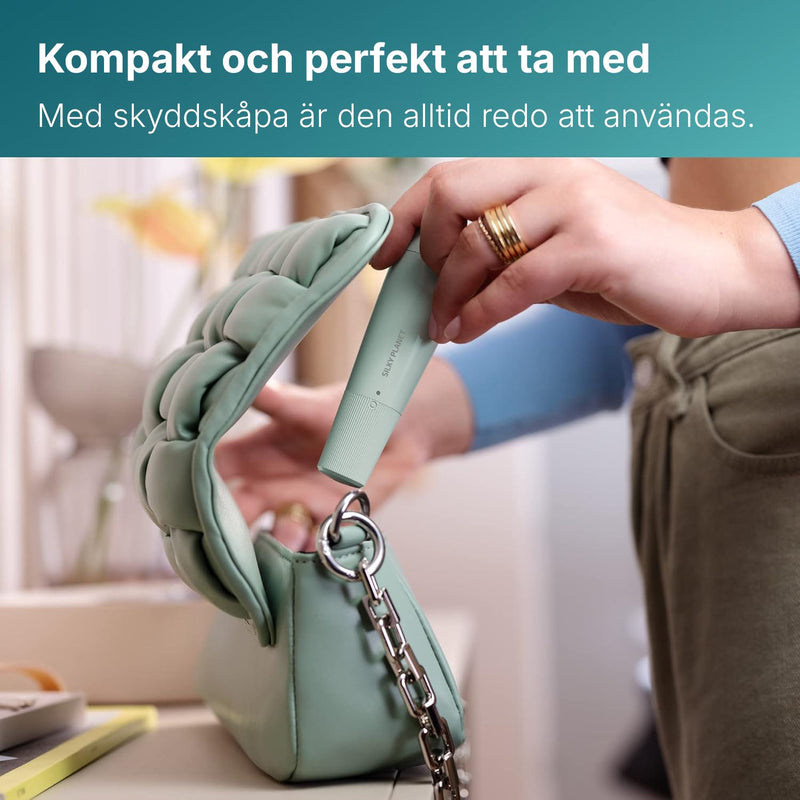 Hand som lägger Silky Planet ansiktshårborttagare i en handväska.