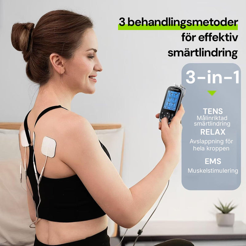 Kvinna använder Silky Planet EMS-muskelstimulator med elektroder på axel och nedre rygg, displayen visar TENS-, RELAX- och EMS-läge.