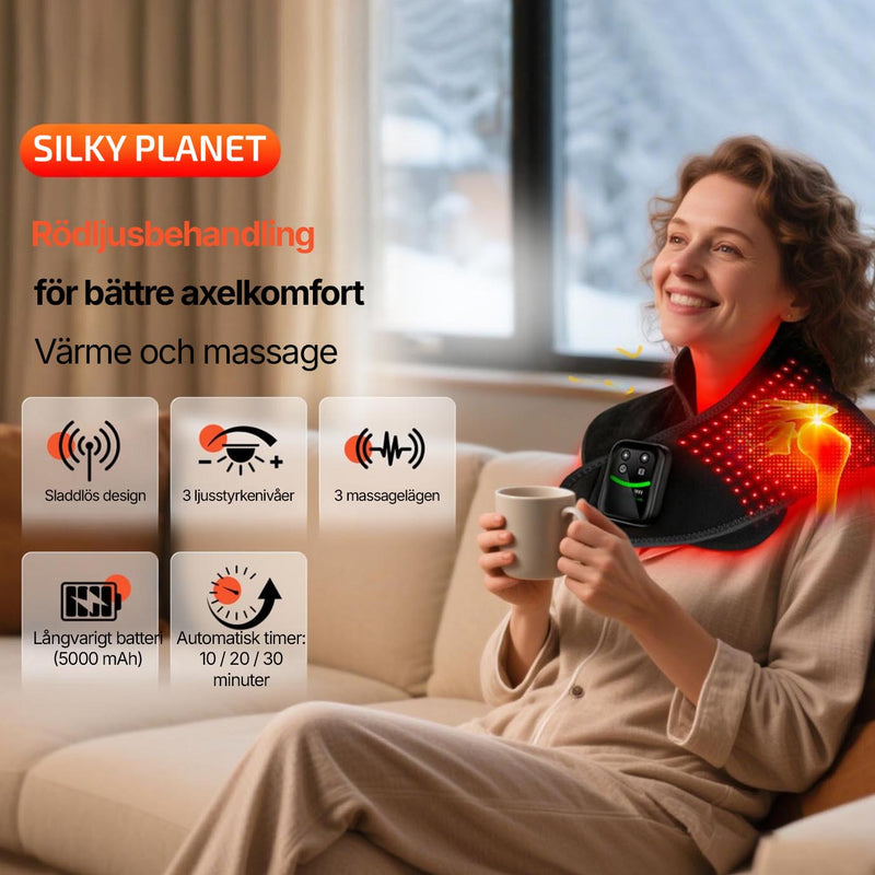 Kvinna sitter i soffan med kaffekopp och bär Silky Planets värmedyna för nacke och axlar
