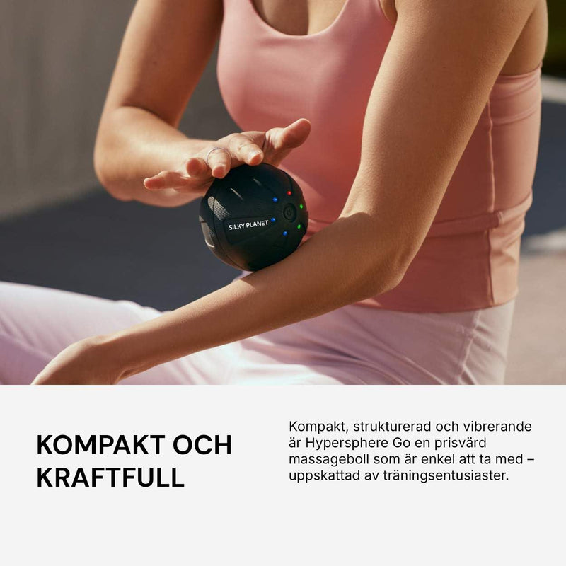En hand håller Silky Planets massageboll mot underarmen för muskelmassage.