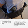 En person använder Silky Planets massageboll mot ryggen medan de sitter i en stol.