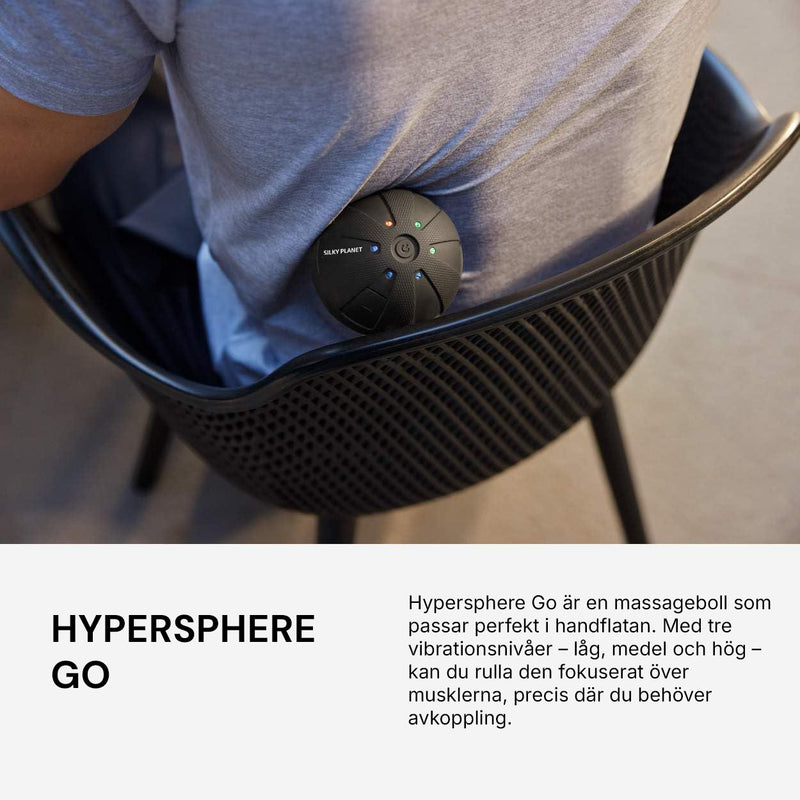 En person använder Silky Planets massageboll mot ryggen medan de sitter i en stol.