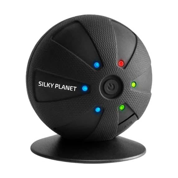 Silky Planets massageboll fotograferad stående i sitt stativ.