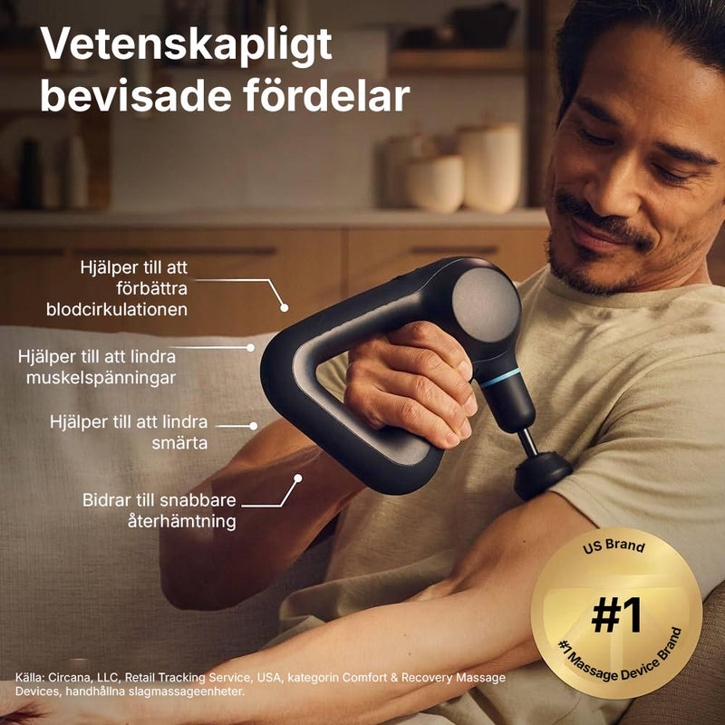 En person använder Silky Planet massagepistol Pro+ på underarmen, med text om möjliga fördelar vid regelbunden användning.
