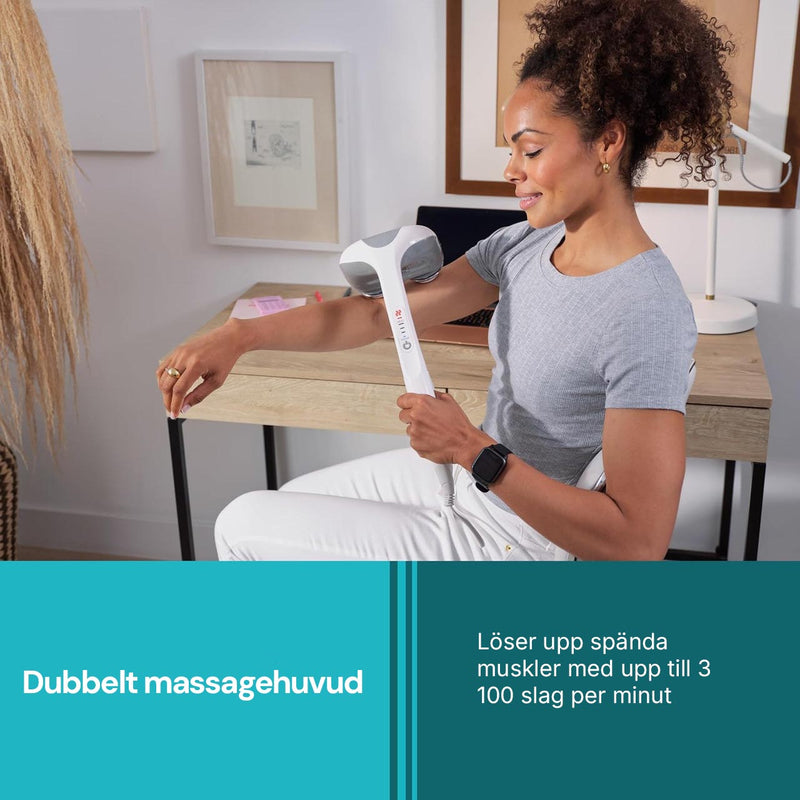 Kvinna använder Silky Planet massageapparat med dubbelt massagehuvud på överarmen.