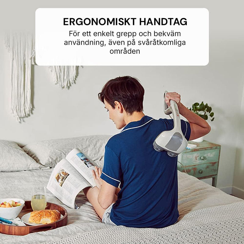 Person använder Silky Planet massageapparat med ergonomiskt handtag på egen rygg.