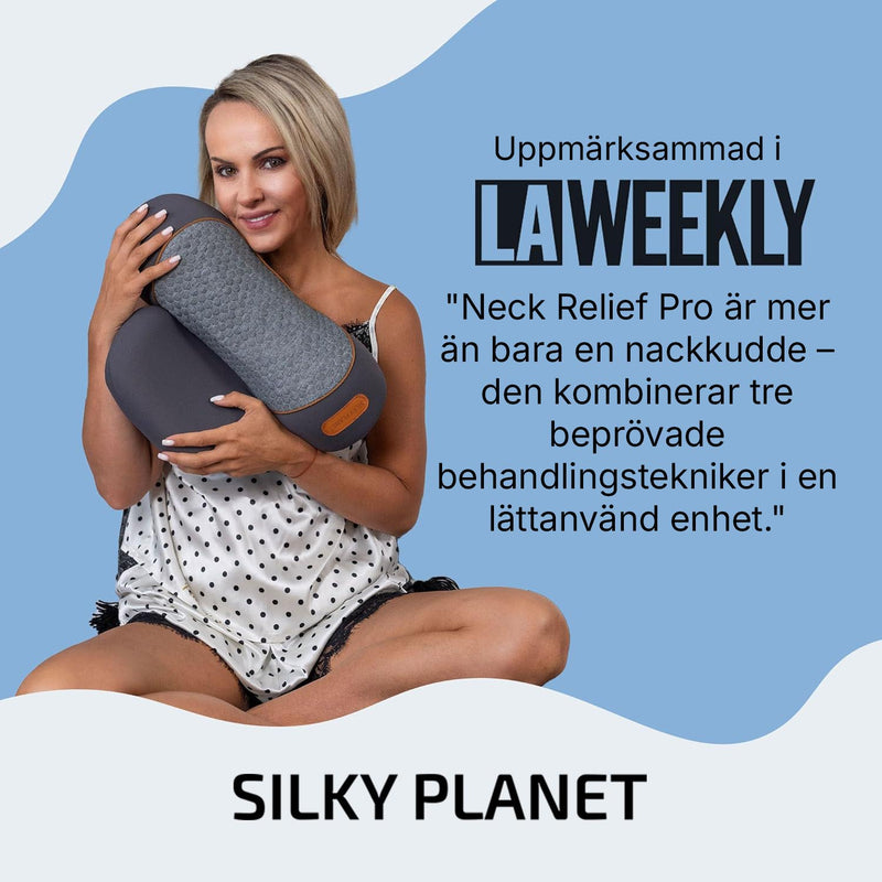 Kvinna håller Silky Planets nackmassagekudde intill kinden, med citat från en produktrecension i bakgrunden.